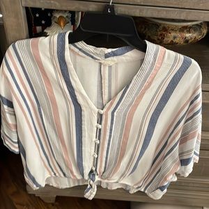 Front button down v neck tie at front base short sleeve top. Size XL